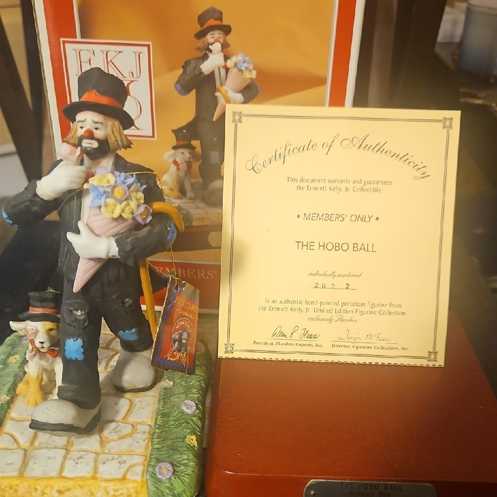 Emmett Kelly Jr. Members Only "The Hobo Ball" Clown Figurine.